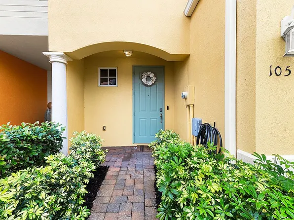 9821 Healthpark Cir APT 105, Fort Myers, FL 33908