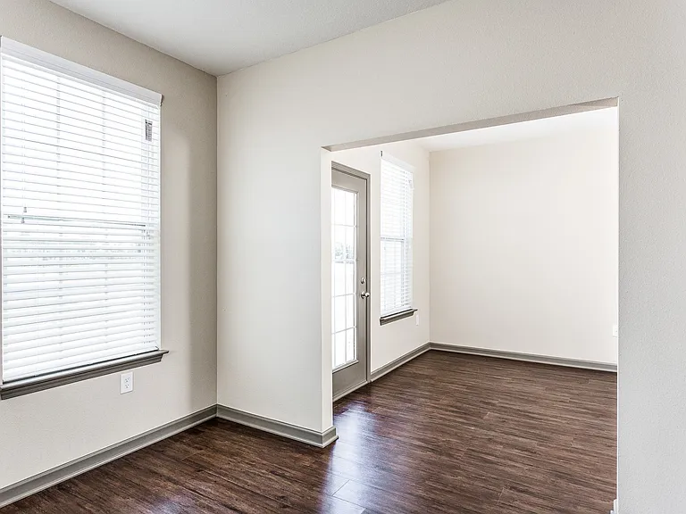 Bella Vista Apartments — Photo 12