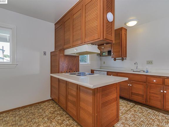 3rd image of 6849 Fountaine Ave