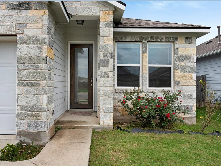 420 Winding Hollow Ln — Photo 3