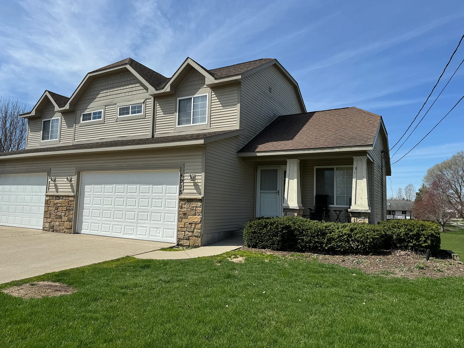 4 bed, 3.5 bath, 2304 sqft, $2,600 — Photo 1