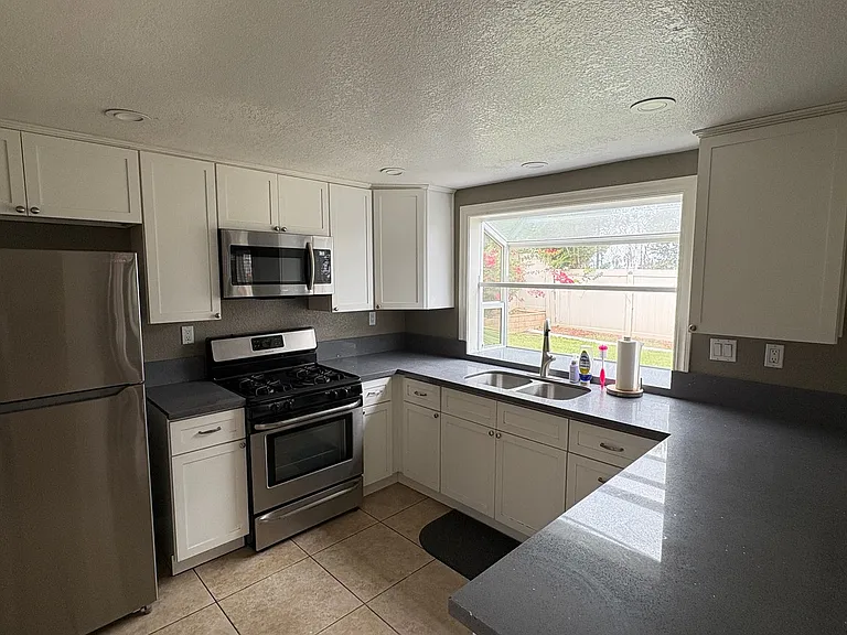 935 Ridgewood Dr — Photo 8