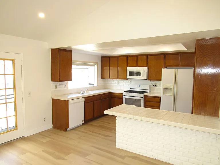 1099 W Ontario Ave — Photo 6