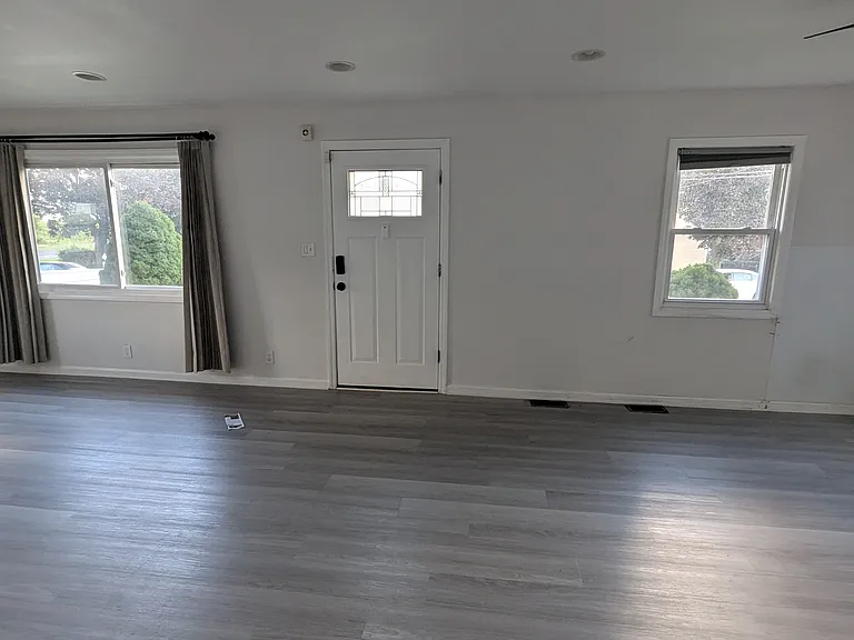 1029 E Blancke St — Photo 2