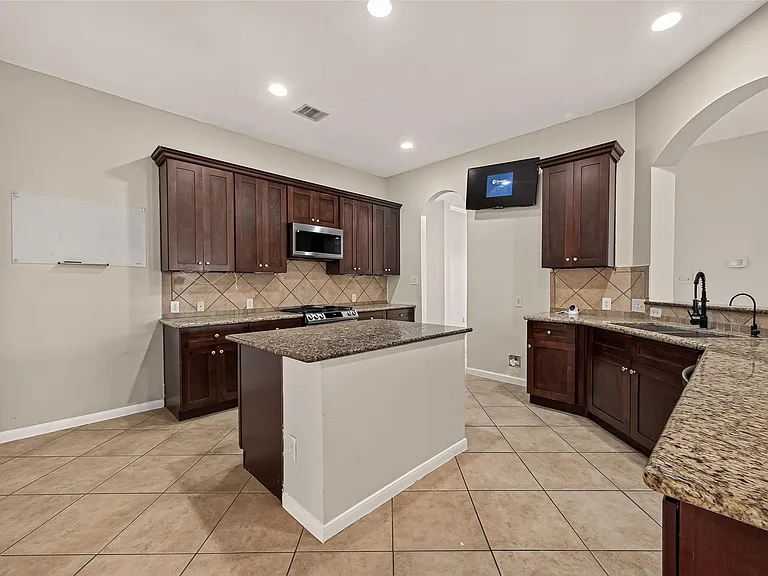 706 Silver Creek Cir — Photo 29
