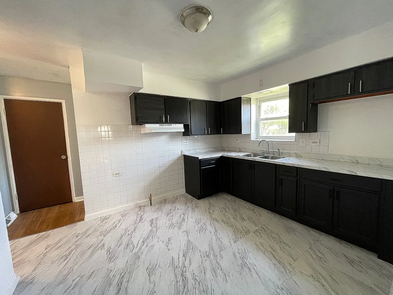 5 bed, 2.5 bath, 2500 sqft, $2,850 — Photo 2