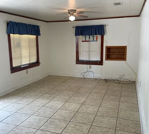 4th image of 512 W 4th St