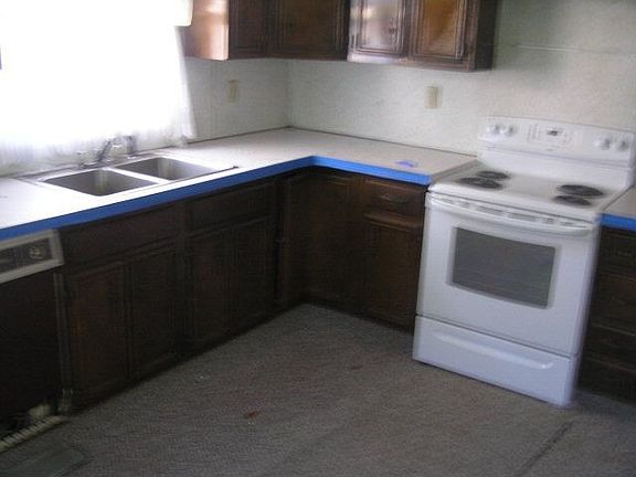 3rd image of 223 W Oak St