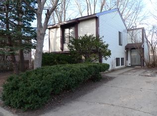 30W160 Linden Sq, Warrenville, IL 60555