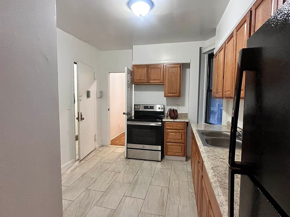2nd image of 435 W 43rd St #2R