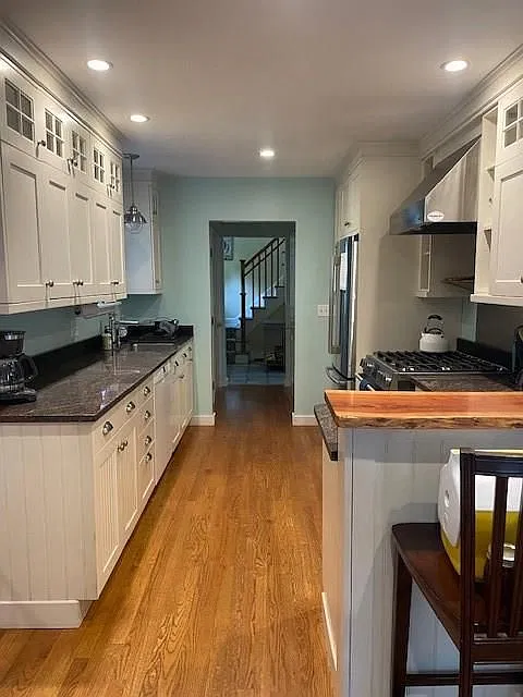 3 bed, 2.0 bath, 2700 sqft, $3,500 — Photo 2