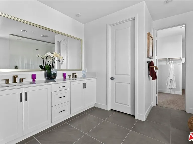 21181 Strathmoor Ln — Photo 11