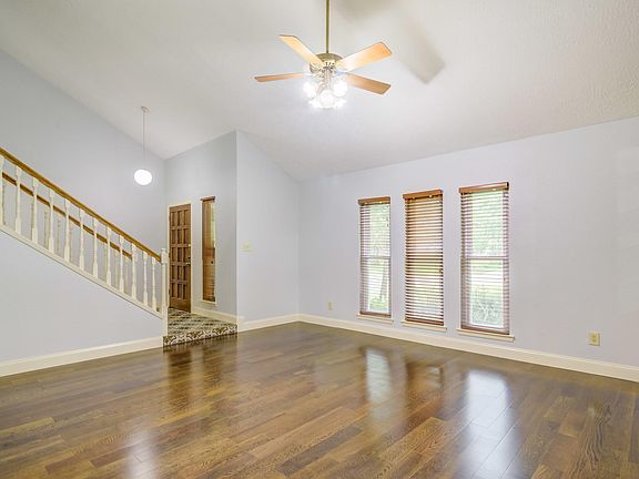5th image of 208 Old Oaks St