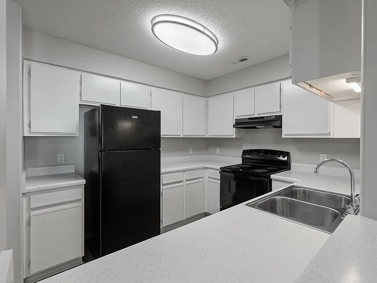 Courtney Square Apartments — Photo 3