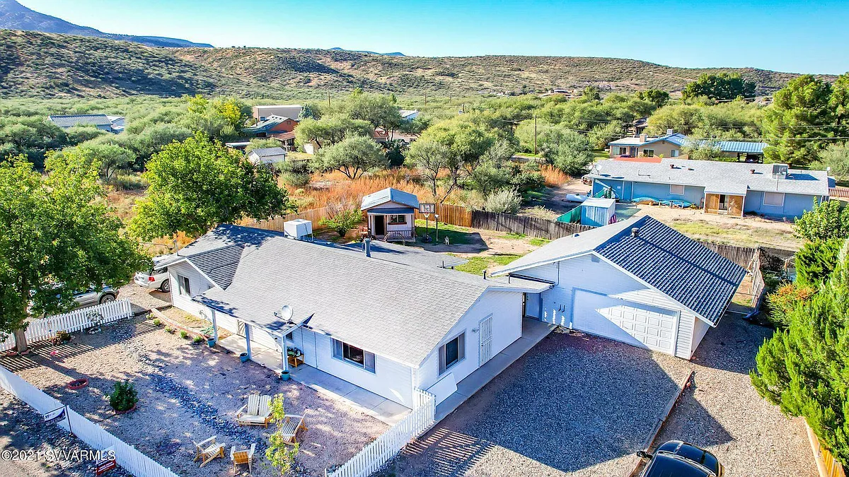 Building Photo - 552 E Lamarcia Dr