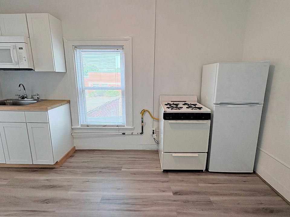 Large Eat-In Kitchen