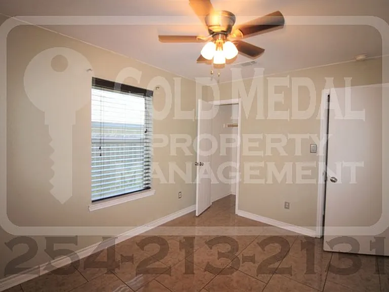 2405 Westwood Dr — Photo 8
