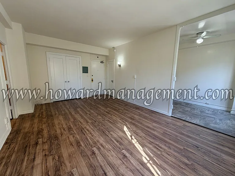 Wilshire Mediterranean Apartments — Photo 17