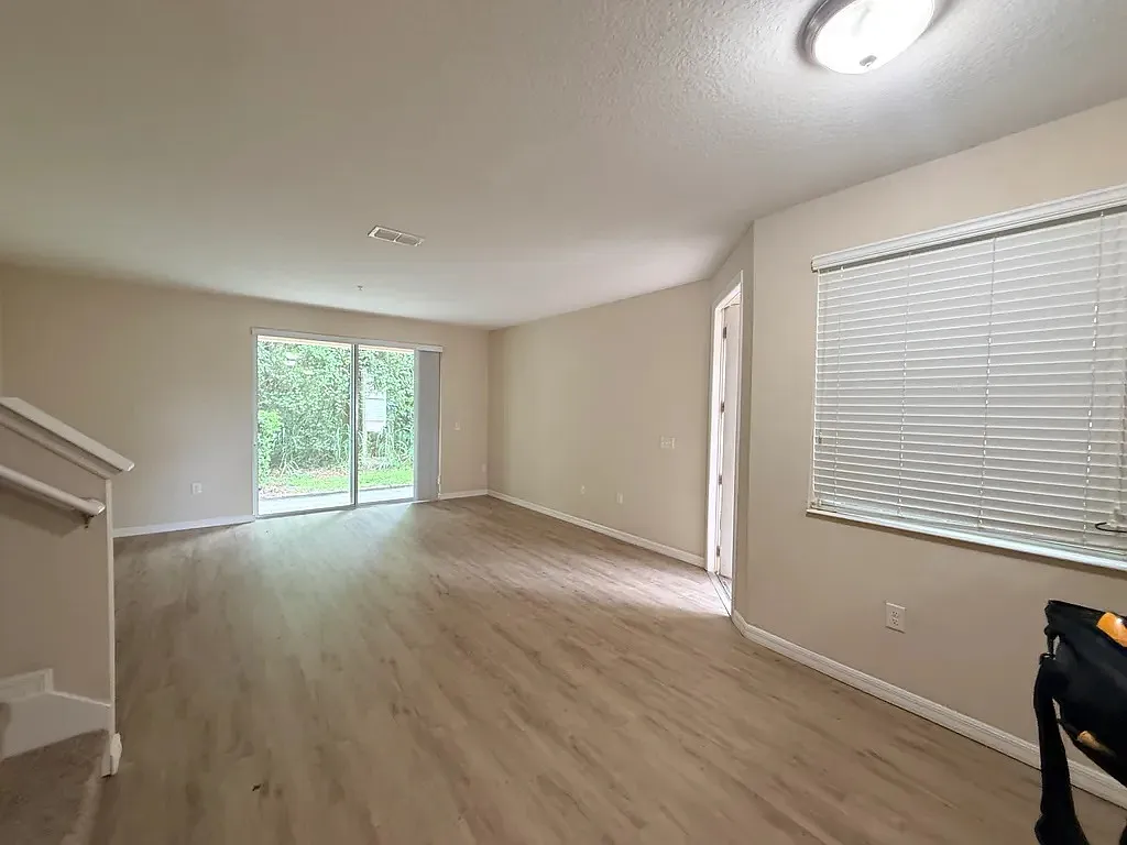 3 bed, 2.5 bath, 1677 sqft, $2,100 — Photo 4
