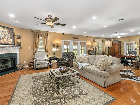 3rd image of 1216 Pin Oak Dr