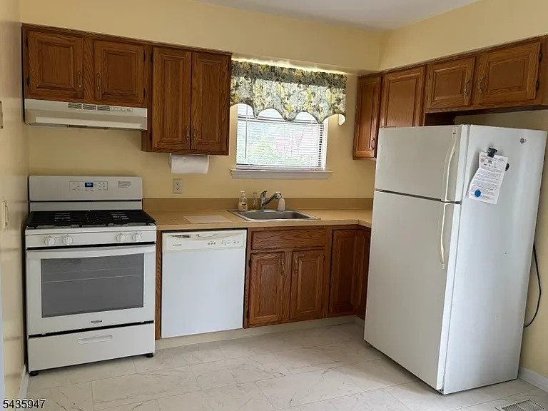 131 Locust Ct — Photo 5