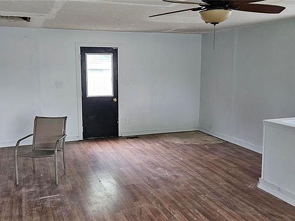 5th image of 608 E 10th St