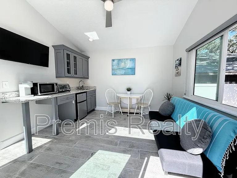1103 Charles St — Photo 32