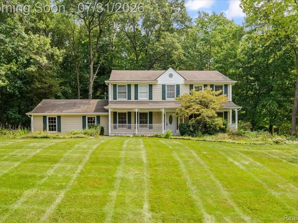 9019 Silver Pine Dr, South Lyon, MI 48178