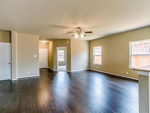 5th image of 2402 Emerald Ln