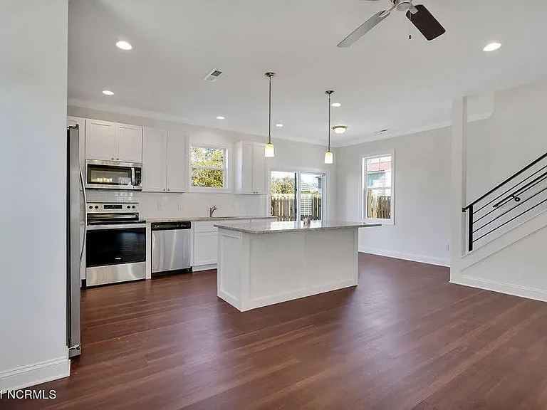 1007 Campbell St — Photo 10