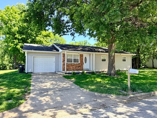 904 S Oak Ridge Drive, Aurora, MO 65605