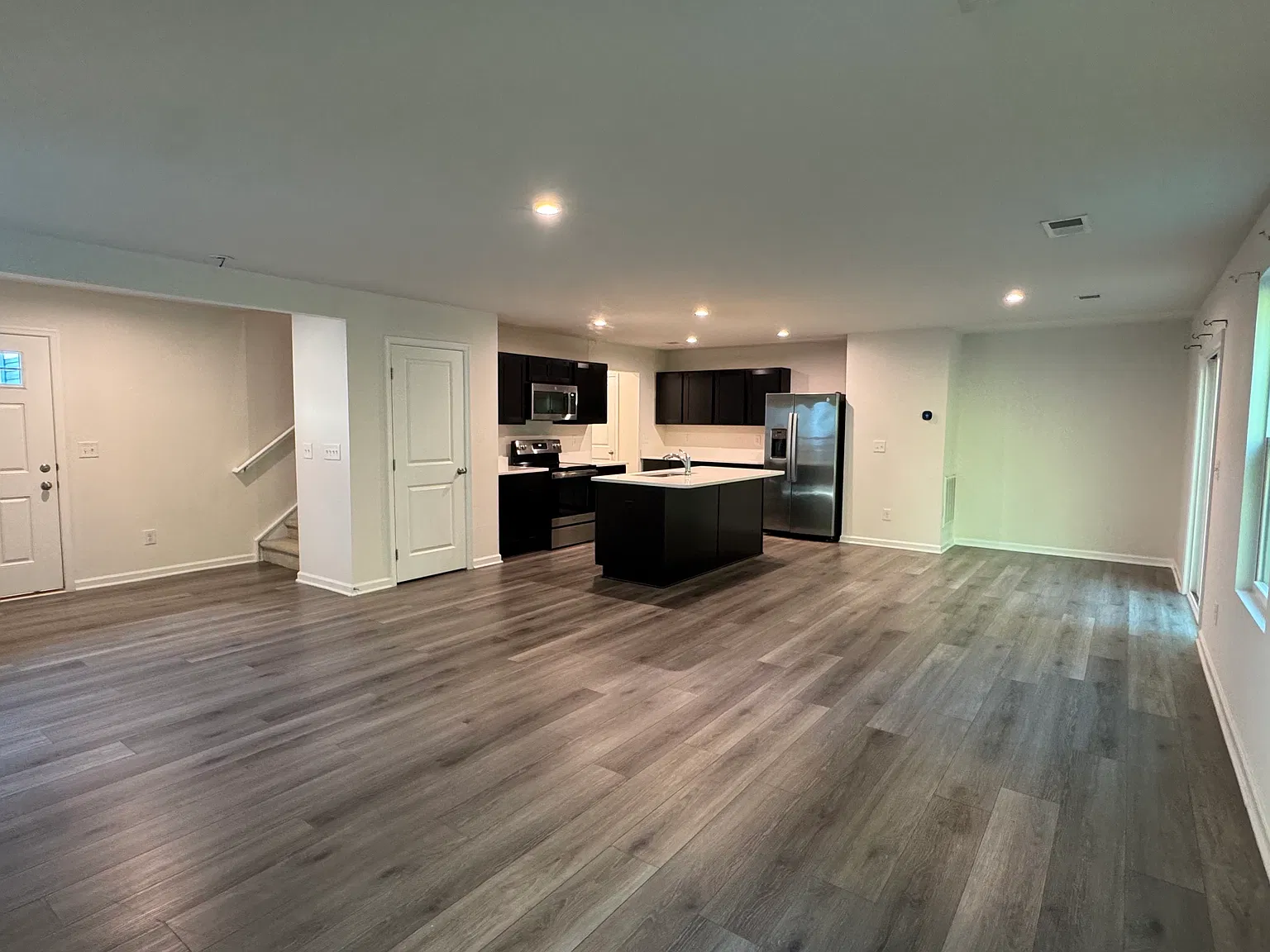 4 bed, 2.5 bath, 1900 sqft, $2,499 — Photo 2