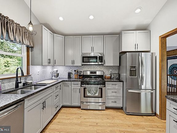 3rd image of 10608 Crestwood Dr