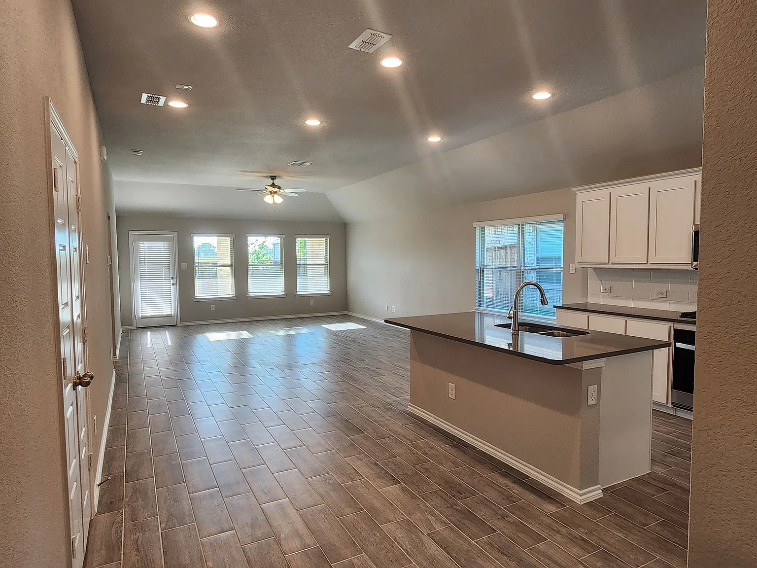 4 bed, 1941 sqft, $3,250 — Photo 3