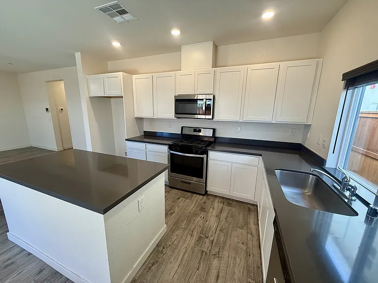975 Franklin St — Photo 12