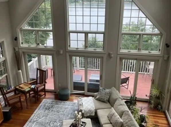 10 Shore Rd, Plymouth, MA 02360