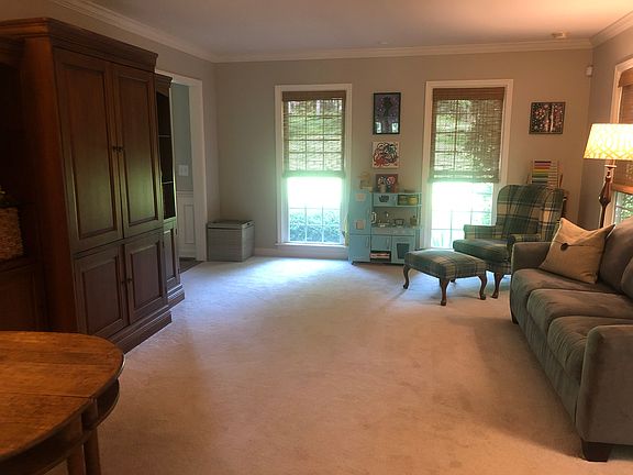 5th image of 202 Edgewood Dr