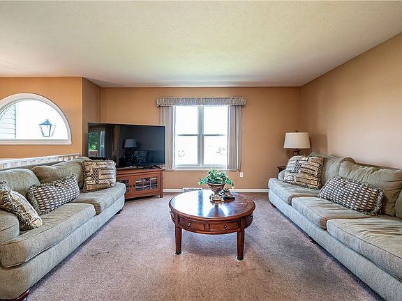 4th image of 110 Camilla Cir E