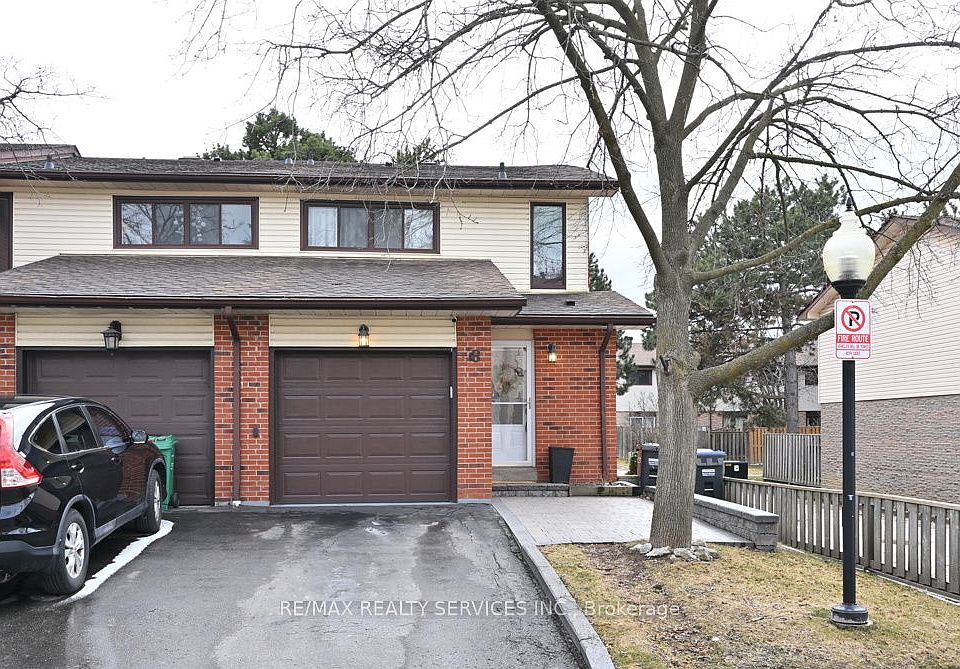 1st image of 8 Collins Cres