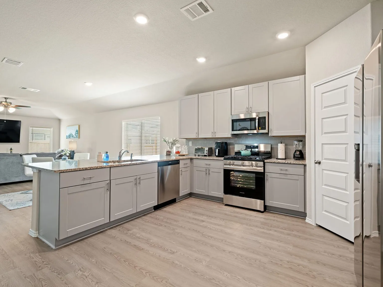 4 bed, $3,700 — Photo 3