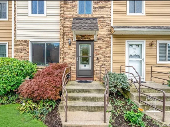 94 Town House Drive #94, Massapequa Park, NY 11762