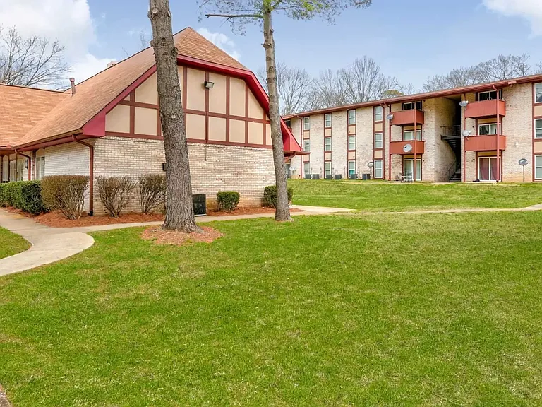 Foxcroft Apartments — Photo 4