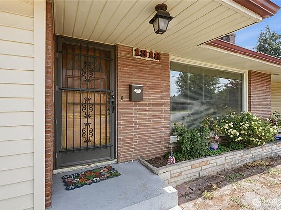 2nd image of 1318 F Street SE