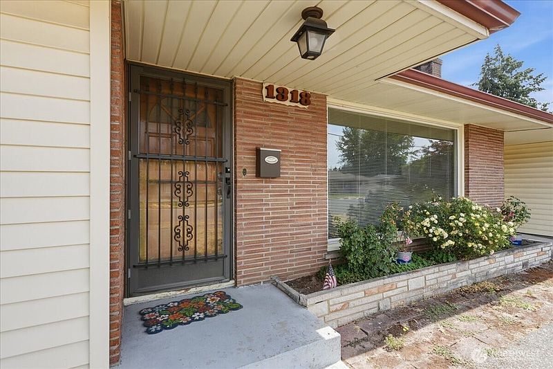 2nd image of 1318 F Street SE