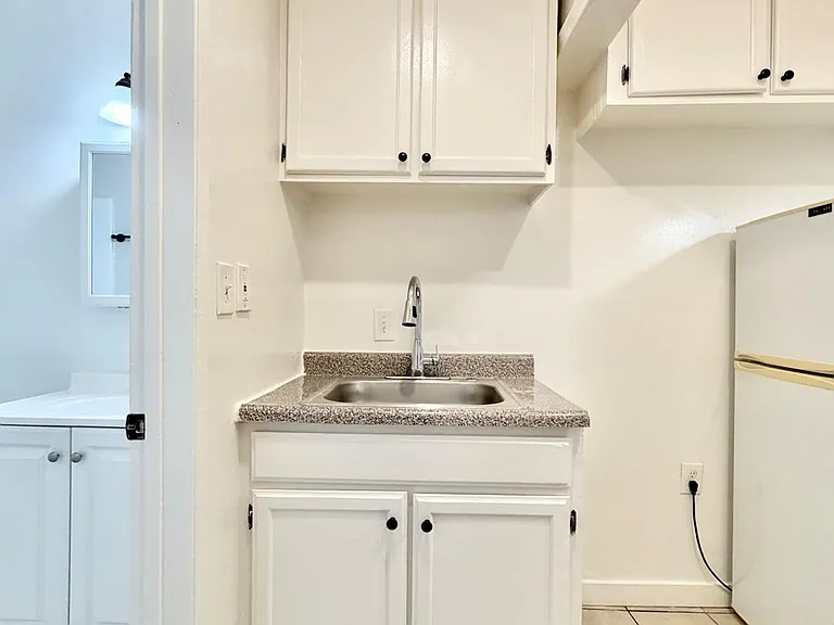 917 S Kenmore Ave — Photo 4