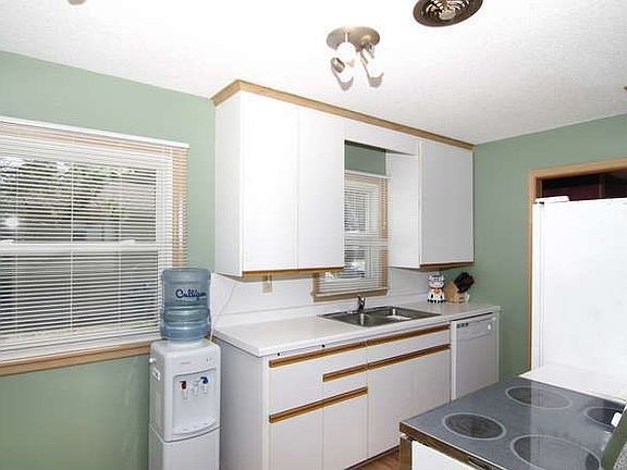 Kitchen is light & bright thanks to lots of windows.