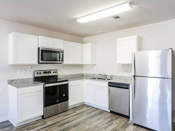 5th image of 121 Colonial Walk
