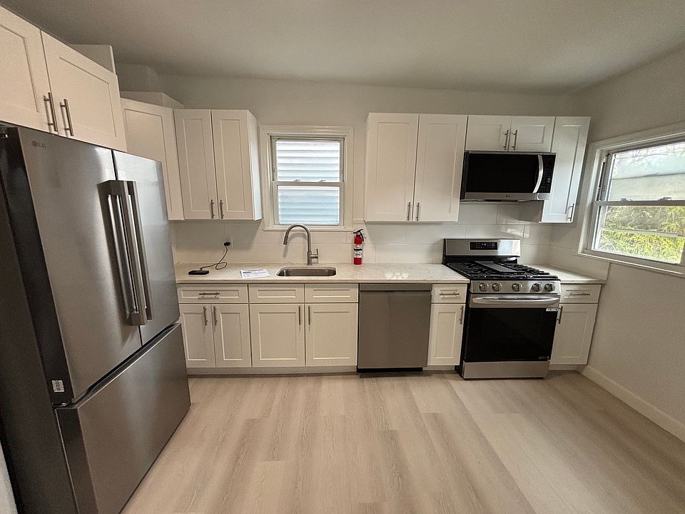 1st image of 23 Ann St Floor 1