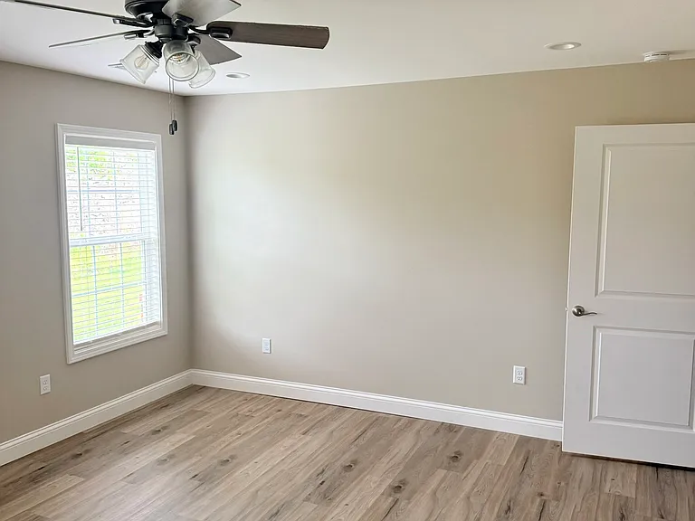 249 Oak Grove Cir — Photo 4