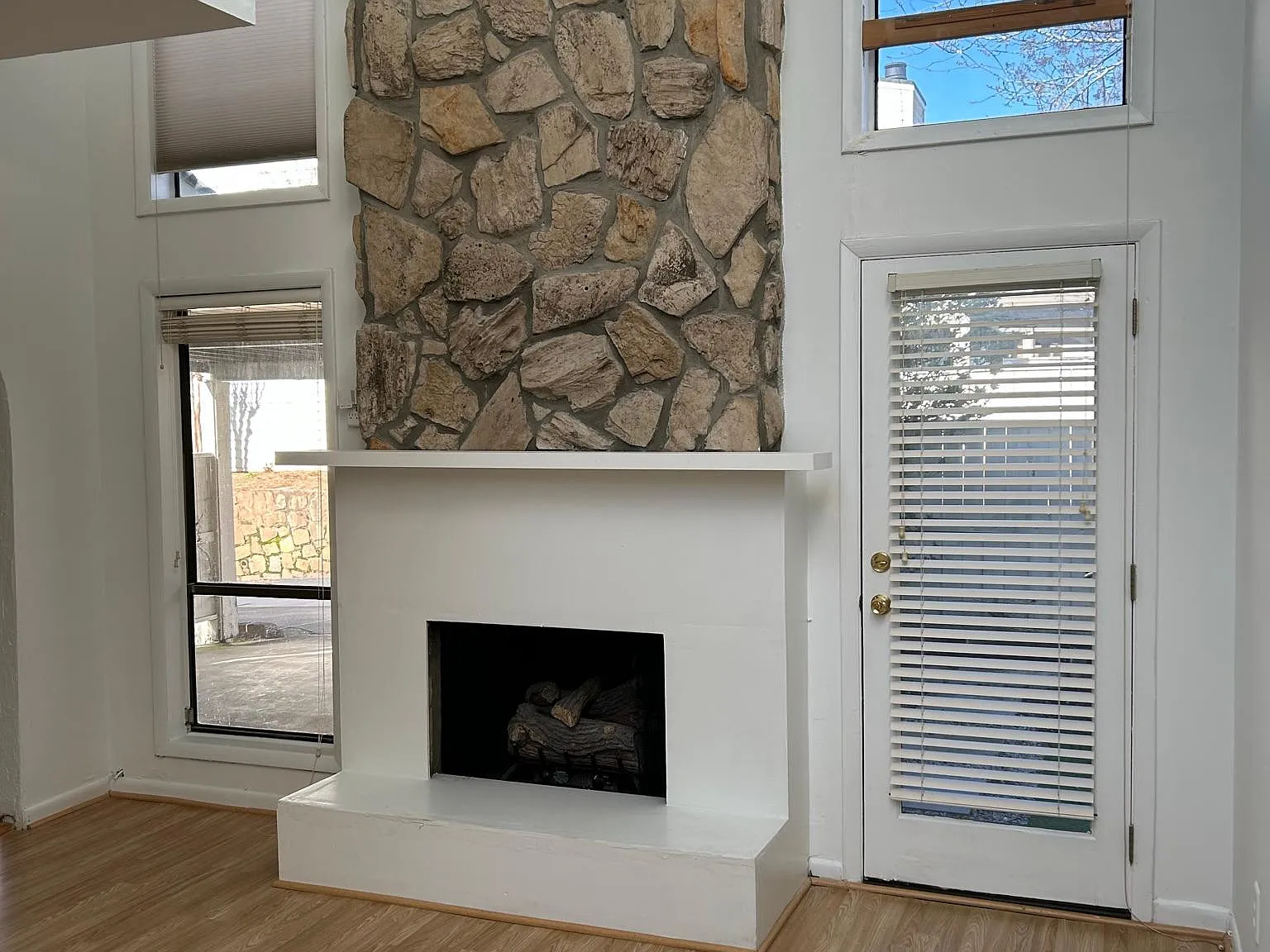 605 Serramonte Dr — Photo 3